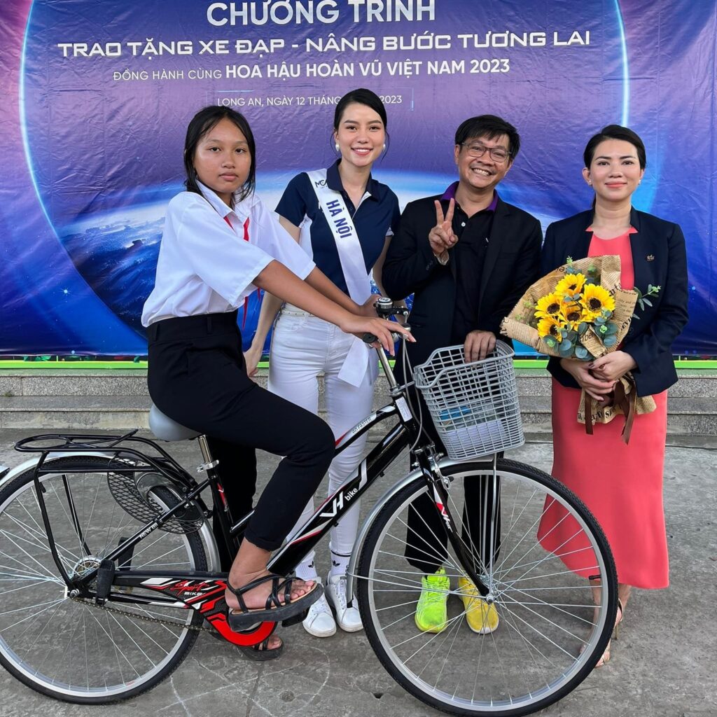 Vinh Huệ tự hào là đơn vị đồng hành cùng anh Châu Thanh Toàn và Hoa hậu Hoàn Vũ trong chương trình tặng xe đạp từ thiện cho học sinh vượt khó.